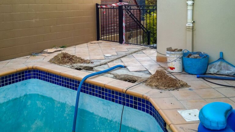 tile_work_on_swimming_pool
